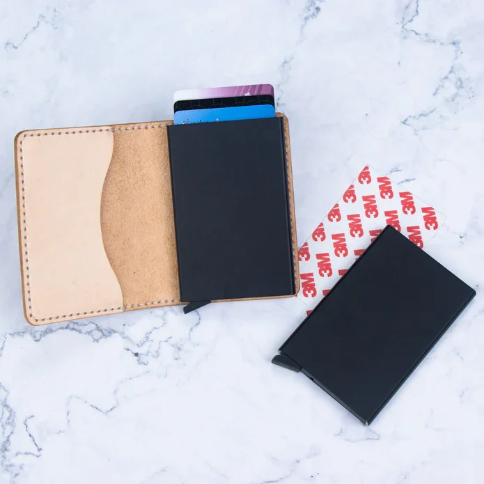 RFID-blokkerende popup-kortbeskytter med 6 kort