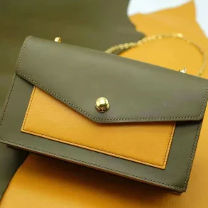 Flache Kappe mit Federverschluss