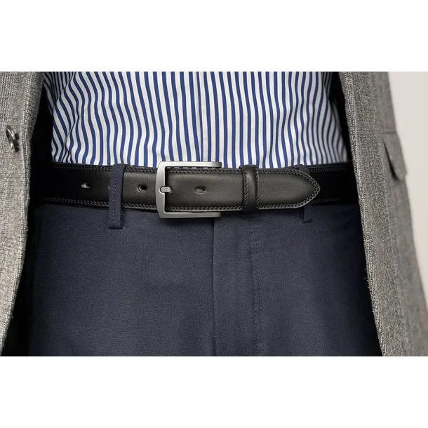 Classic 35 mm belt in vegetable-tanned Italian leather.