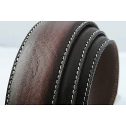 Classic 35 mm belt in vegetable-tanned Italian leather.