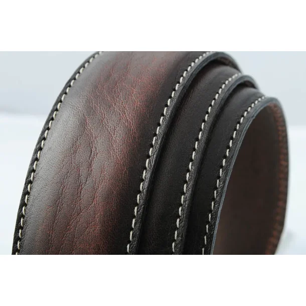 Classic 35 mm belt in vegetable-tanned Italian leather.
