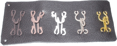 Crochet de fourrure et oeillets -