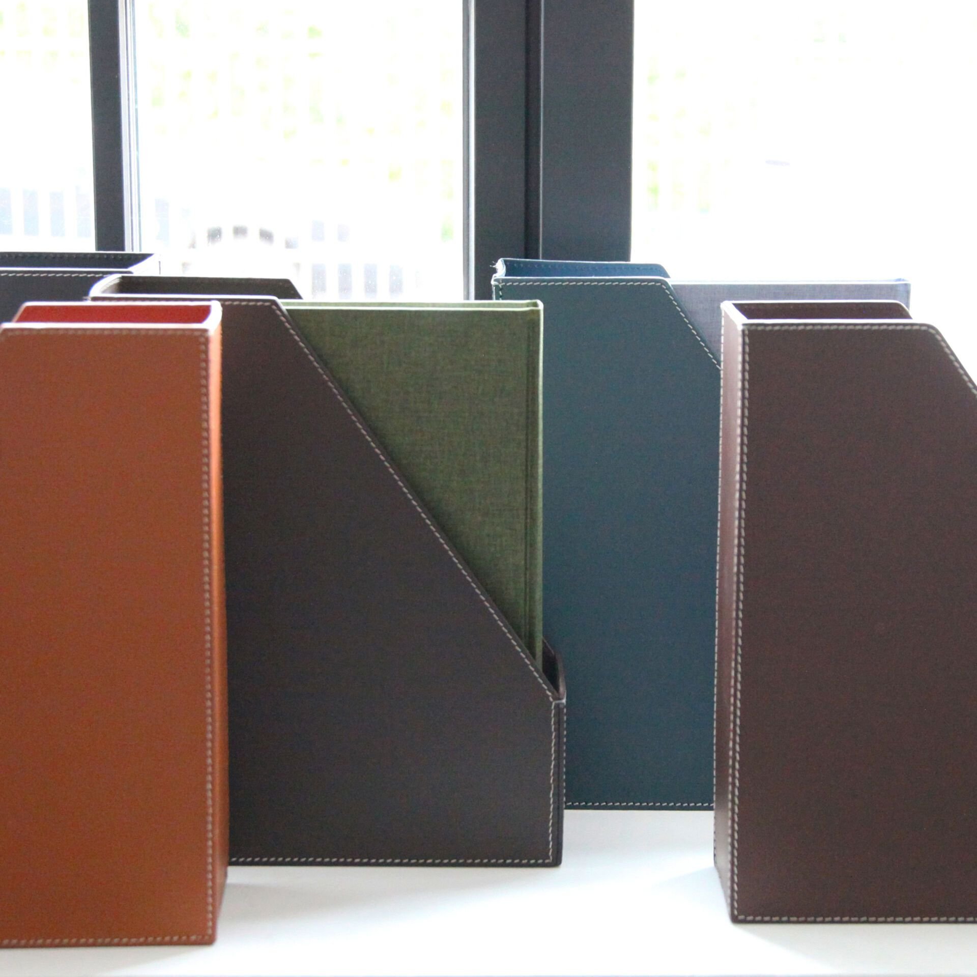 Porte-revues en cuir 31 x 25 x 9 cm.