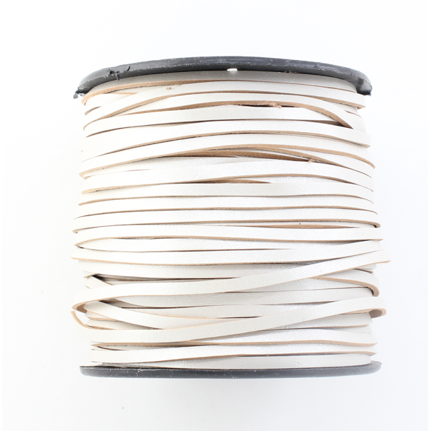 Kalveskindsnre flad 3x1mm Pearl White 1 meter