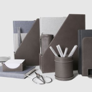 Stifthalter aus recyceltem Leder  9 x 10 cm.