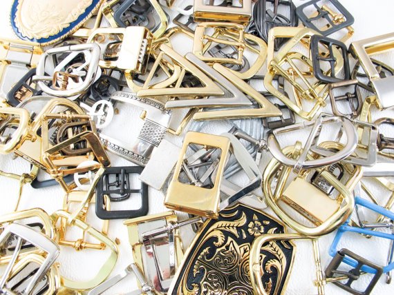 Boucles et attaches-ceinture assorties