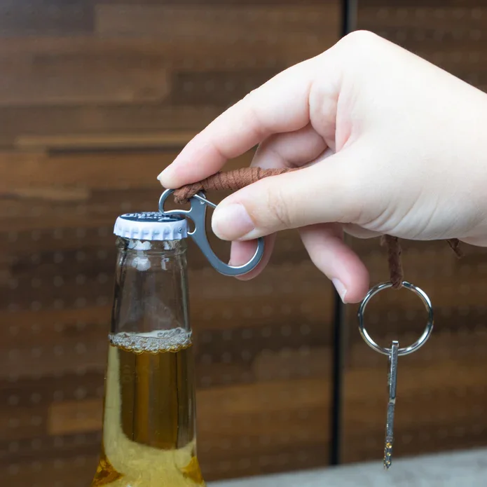 Stalen karabijnhaak met bieropener zilverkleurig