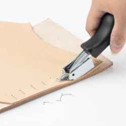 Dégrafeuse pour cuir très résistante