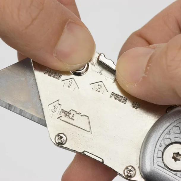 Folding Utility Knife with Belt Latch