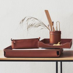 Pen Holder i lder  9 x 10 cm.