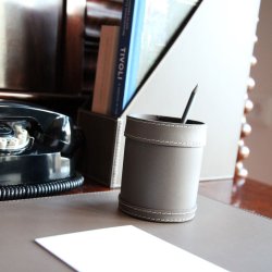 Pen Holder i lder  9 x 10 cm.