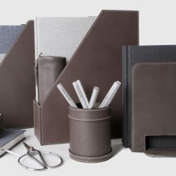 Pen Holder i lder  9 x 10 cm.