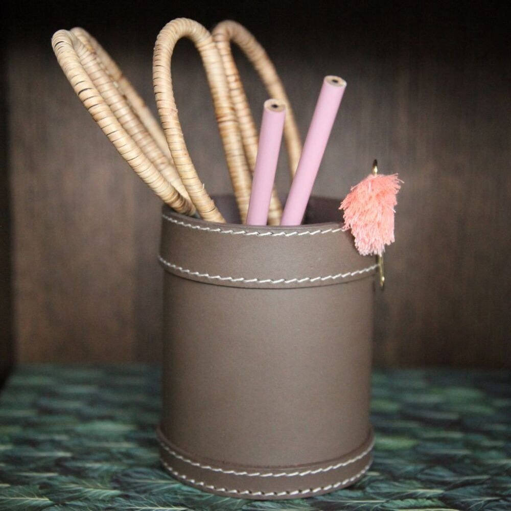 Penhouder van gerecycled leer  9 x 10 cm.