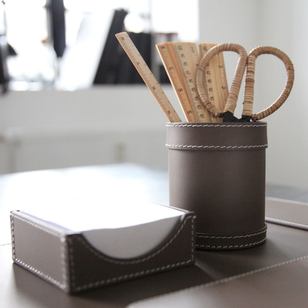 Penhouder van gerecycled leer  9 x 10 cm.