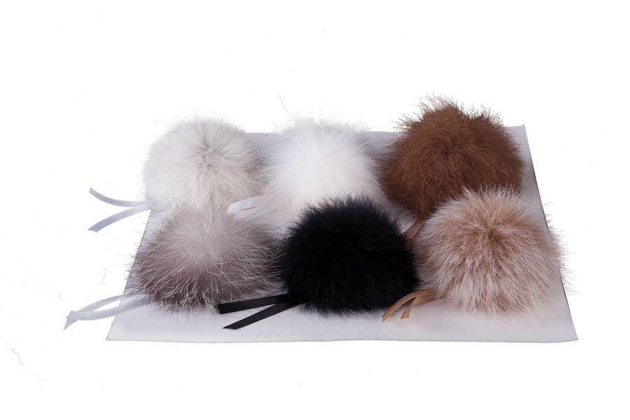 Pompon i r�v med silkesnor ca. 10cm
