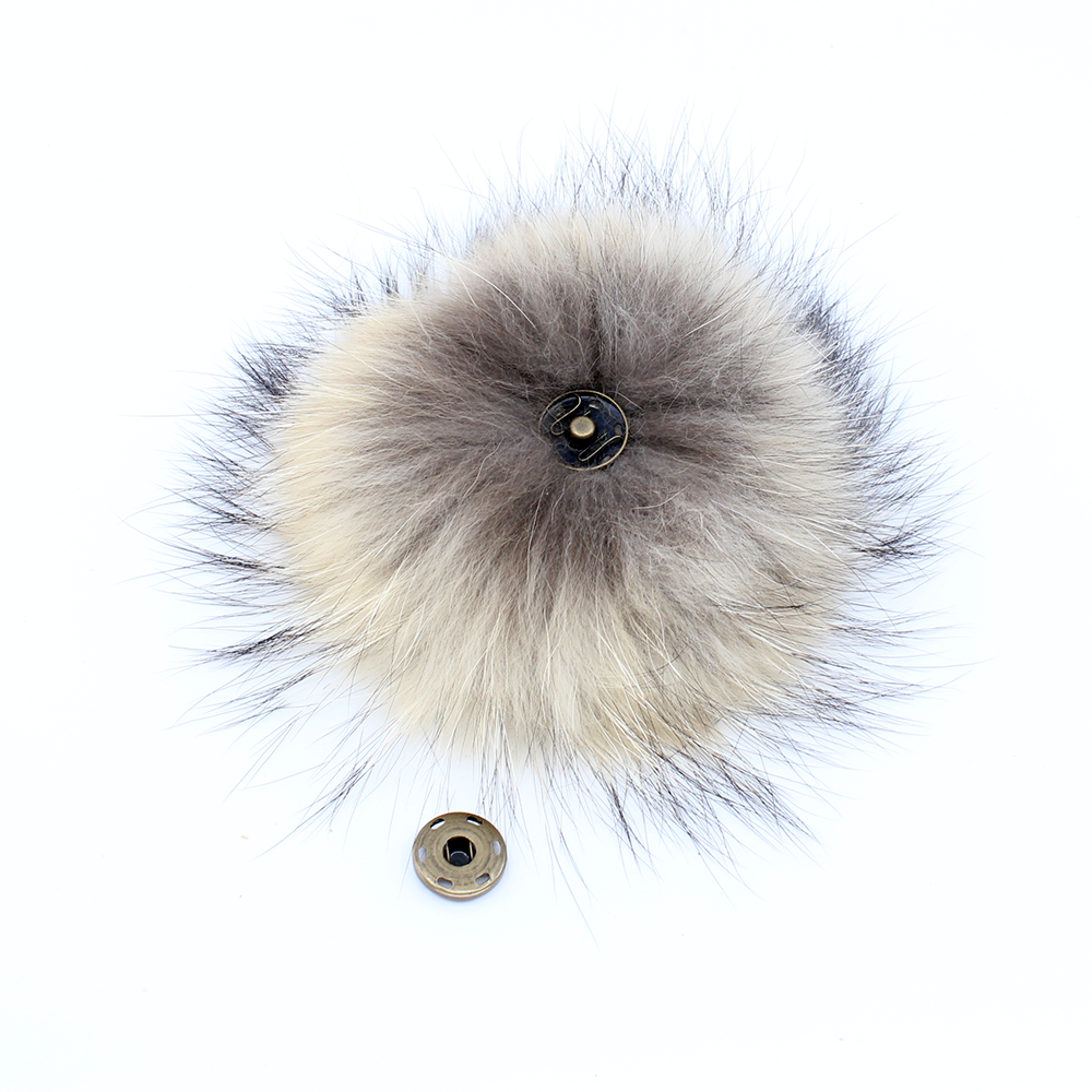 Pompon en fourrure de raton-laveur Finlandais avec bouton-poussoir - Approx. 12cm 