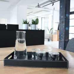 Serveringsbakke i Lder 43x5x23 cm.