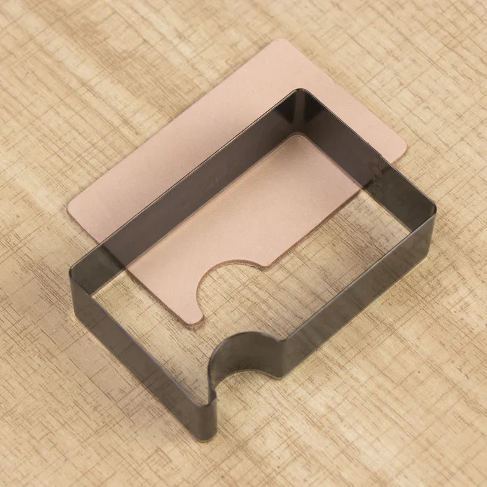 Stansing for kortholder med avrunding