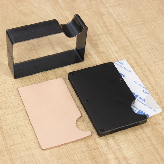 Stansing for kortholder med avrunding